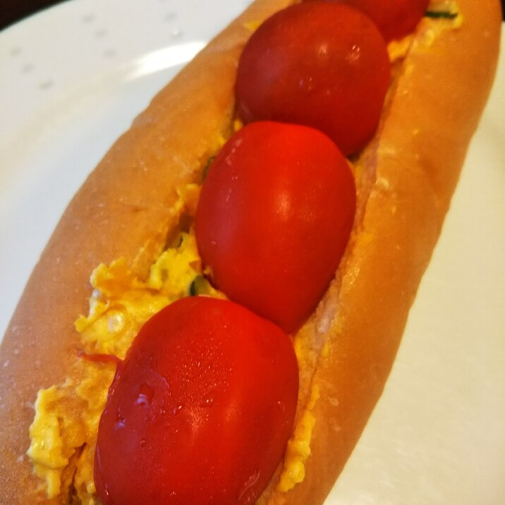 かぼちゃサラダとミニトマトのホットドッグロールパン